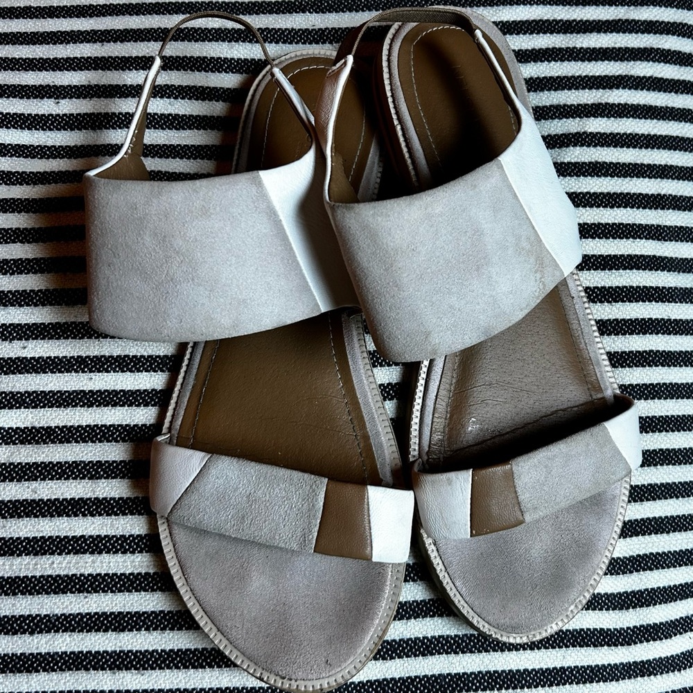 Kelsi Dagger taupe and White Sandals flats sz 9